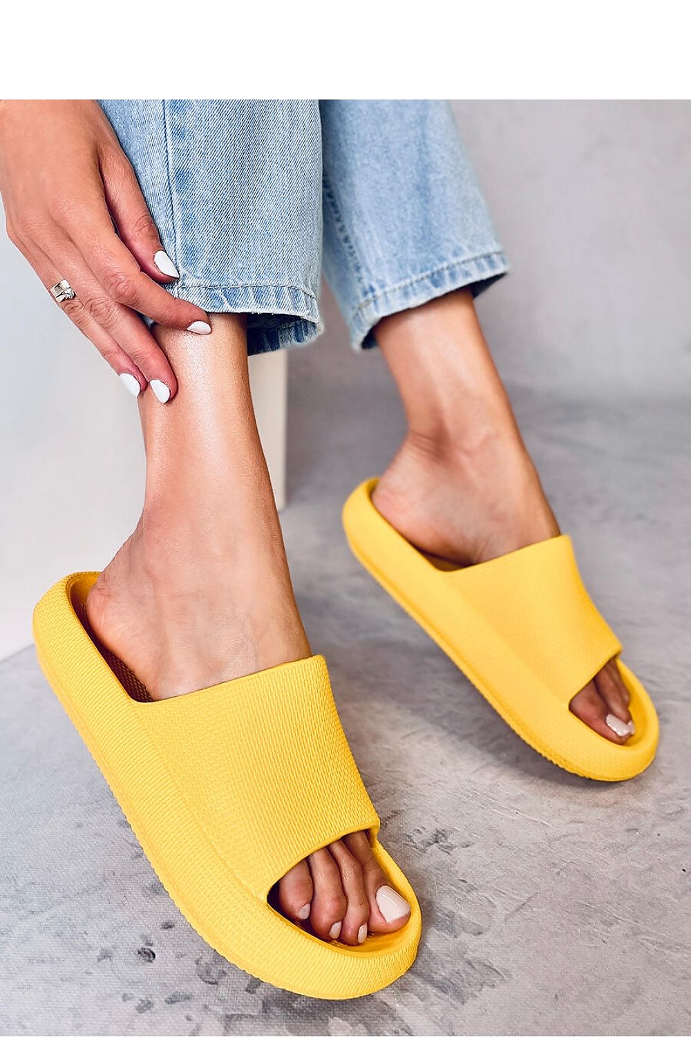 Pantoletten model 180436 Inello